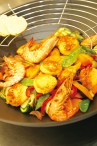 WOK DE QUENELLES, LEGUMES ET GAMBAS